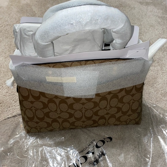 Coach Bag! Satchel/Crossbody. Medium size. Perfect for winter style! - Picture 4 of 4